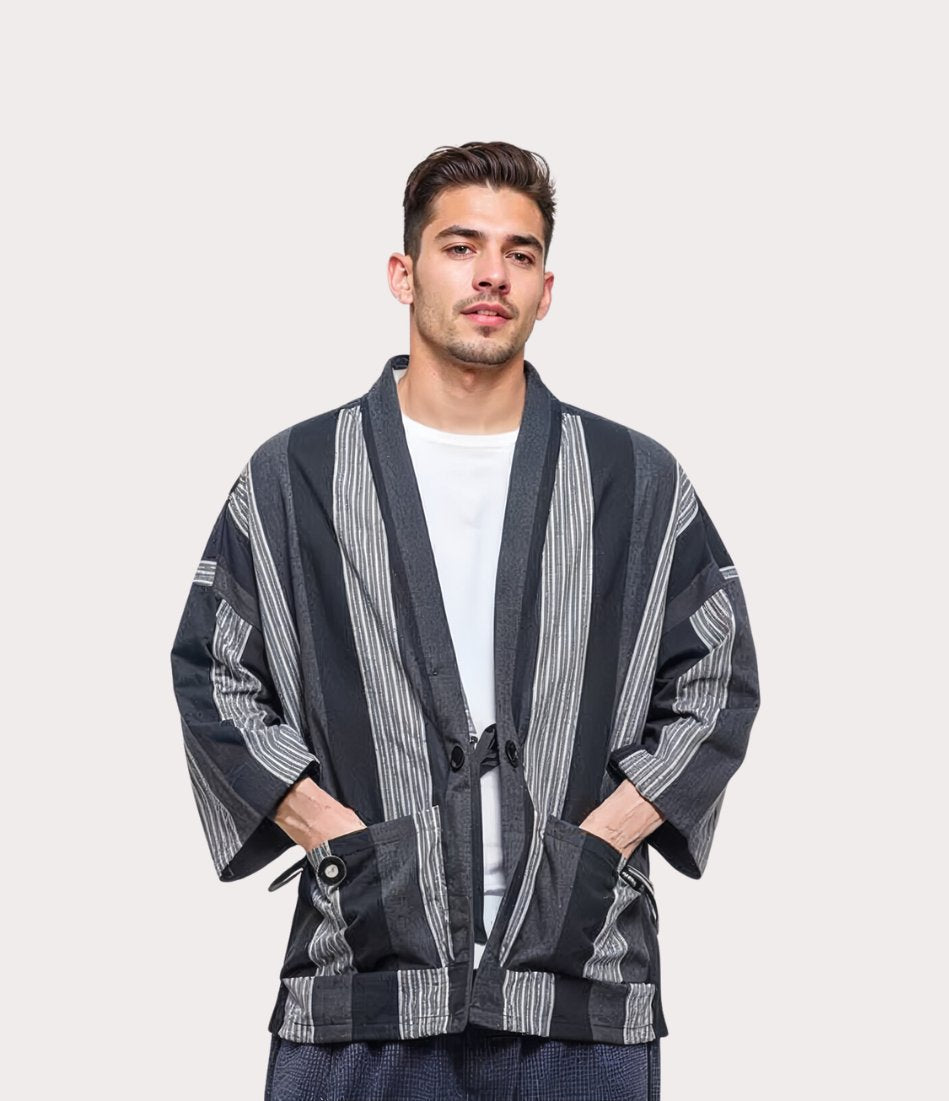 Kimono homme moderne, haori rayé gris traditionnel japonais porté casual