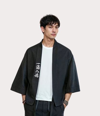 Manteau kimono japonais moderne, haori noir avec calligraphie