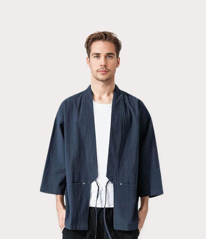 Haori homme bleu marine porté par un homme