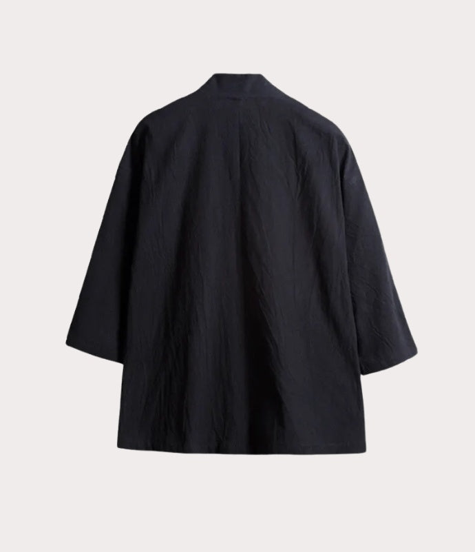 Veste haori japonaise noire vue de dos, coupe traditionnelle